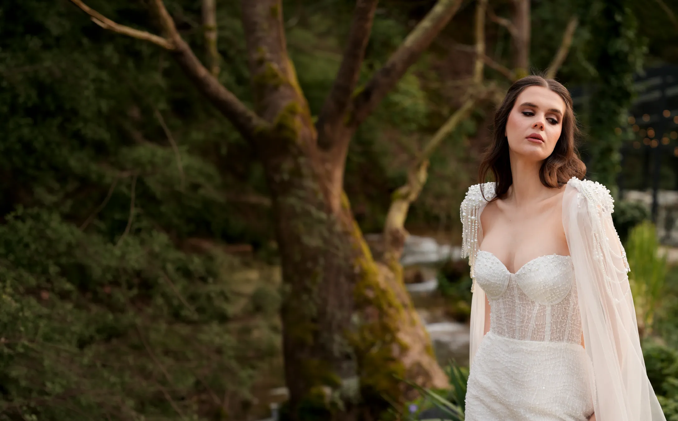 İnci detaylı gelinlikle dış mekân bridal editorial portresi