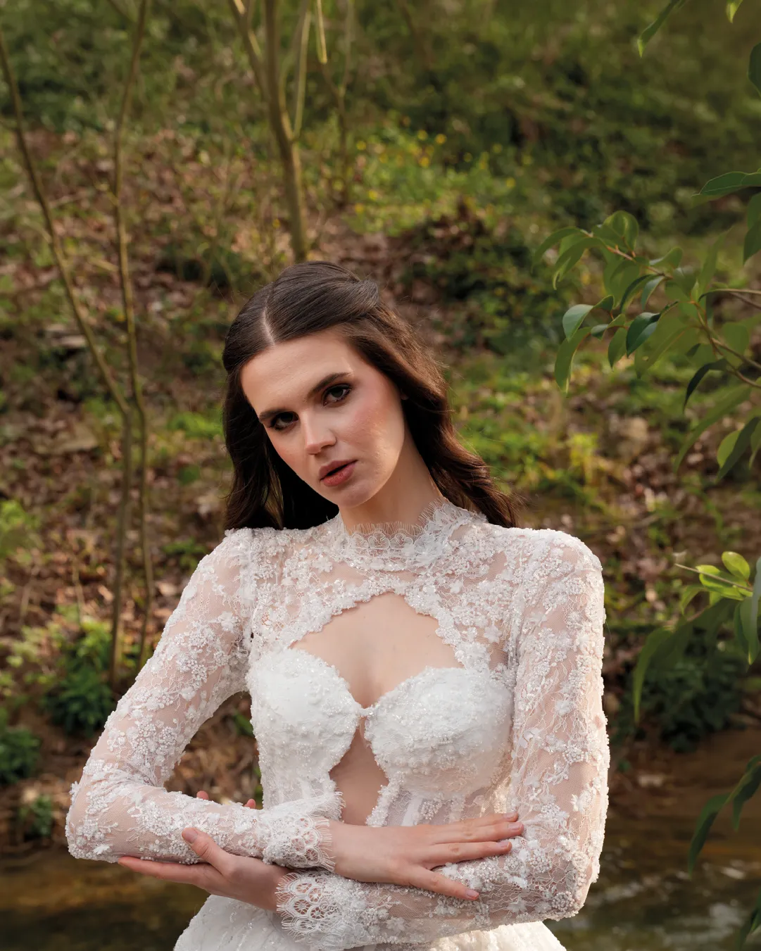 Dantel detaylı beyaz gelinlikle bridal editorial portresi
