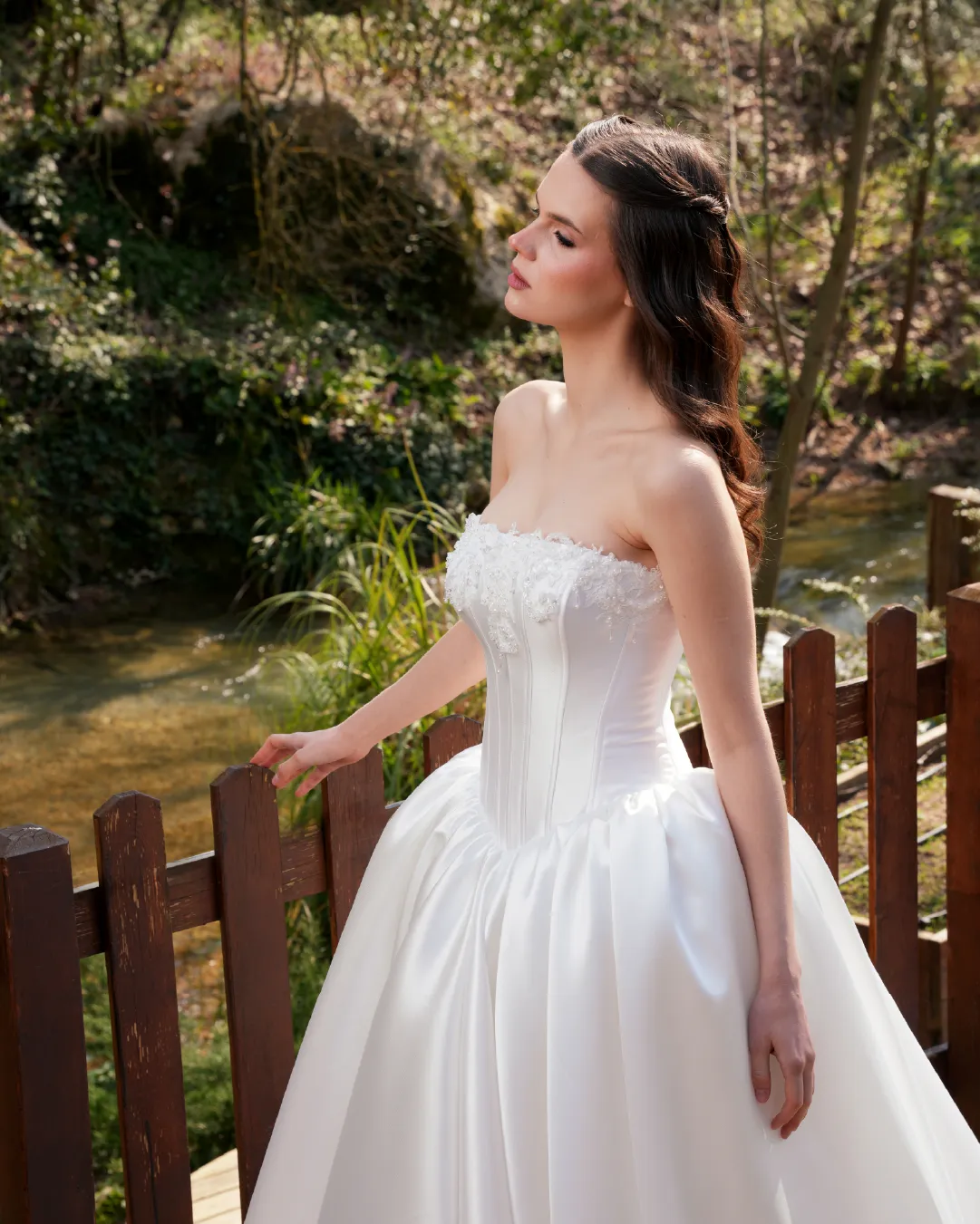 Ahşap çit ve dere kenarında bridal editorial portresi