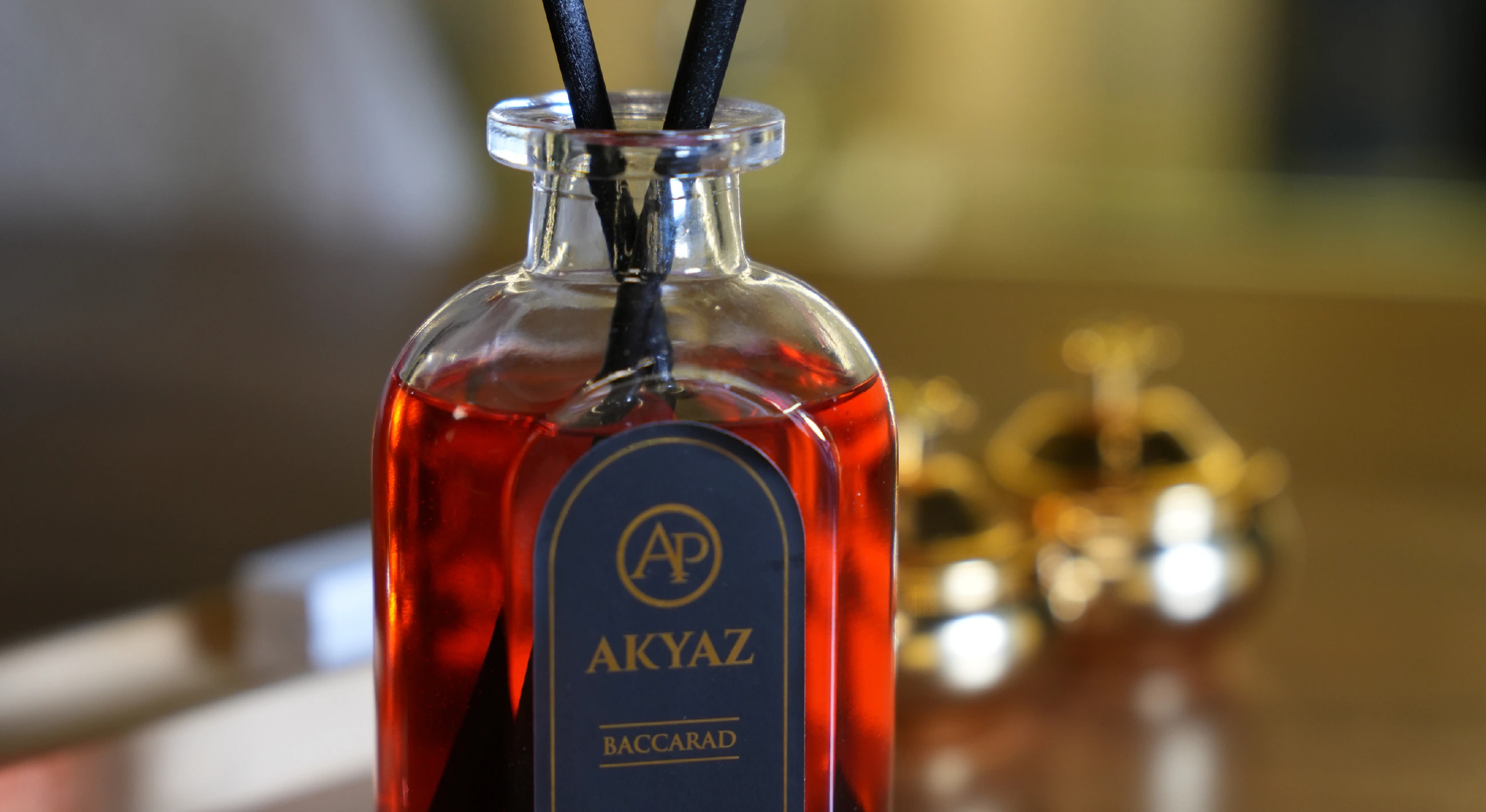 Koyu fonda kırmızı tonlu Akyaz oda kokusu şişesi